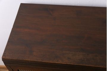 レトロ家具　昭和レトロ　モールガラスの戸棚付き　取っ手のデザインが上品なチェスト(衣装箪笥)
