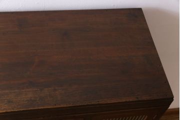レトロ家具　昭和レトロ　モールガラスの戸棚付き　取っ手のデザインが上品なチェスト(衣装箪笥)