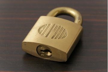 アンティーク雑貨　レトロ　ALPHA　シンプルなパドロックキー(南京錠、鍵、錠前)