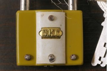 アンティーク雑貨　昭和　S.K.C　レトロなカラーが可愛らしいパドロックキー(南京錠、鍵、錠前)(1)