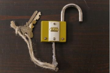 アンティーク雑貨　昭和　S.K.C　レトロなカラーが可愛らしいパドロックキー(南京錠、鍵、錠前)(1)