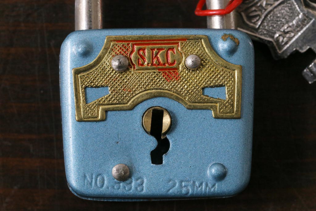 アンティーク雑貨　昭和　S.K.C　レトロなカラーが可愛らしいパドロックキー(南京錠、鍵、錠前)(2)