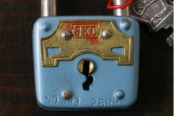 アンティーク雑貨　昭和　S.K.C　レトロなカラーが可愛らしいパドロックキー(南京錠、鍵、錠前)(2)