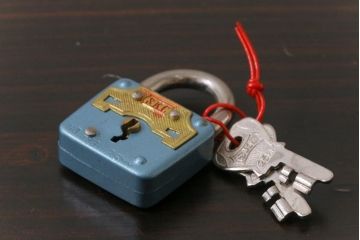 アンティーク雑貨　昭和　S.K.C　レトロなカラーが可愛らしいパドロックキー(南京錠、鍵、錠前)(2)