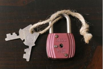アンティーク雑貨　昭和レトロ　M.K.C　可愛らしい色合いのパドロックキー(南京錠、鍵、錠前)(3)