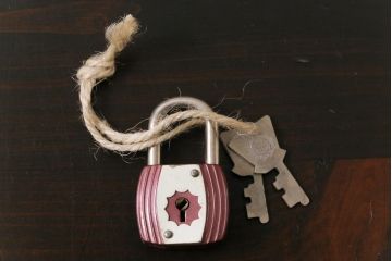 アンティーク雑貨　昭和レトロ　M.K.C　可愛らしい色合いのパドロックキー(南京錠、鍵、錠前)(3)