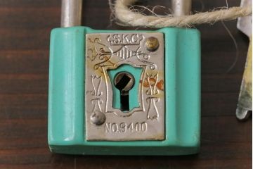 アンティーク雑貨　昭和レトロ　S.K.C　錠の彫りがお洒落なパドロックキー(南京錠、鍵、錠前)