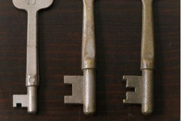 アンティーク雑貨　イギリスアンティーク　シャビーな風合いがおしゃれなキー3本セット(鍵、カギ)(1)