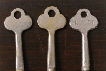 アンティーク雑貨　イギリスアンティーク　シャビーな風合いがおしゃれなキー3本セット(鍵、カギ)(2)