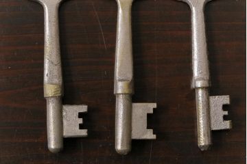 アンティーク雑貨　イギリスアンティーク　シャビーな風合いがおしゃれなキー3本セット(鍵、カギ)(2)