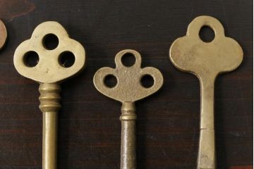 アンティーク雑貨　イギリスアンティーク　シャビーな風合いが魅力のキー4本セット(鍵、カギ)