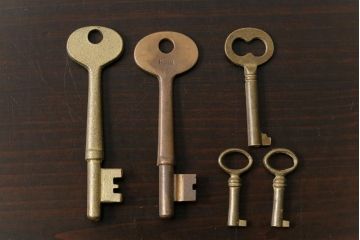アンティーク雑貨　イギリスアンティーク　シャビーな風合いが魅力のキー5本セット(鍵、カギ)