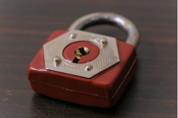 アンティーク雑貨　昭和レトロ　MOLA　赤いパドロックキー(南京錠、鍵、錠前)(1)