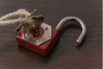 アンティーク雑貨　昭和レトロ　MOLA　赤いパドロックキー(南京錠、鍵、錠前)(1)