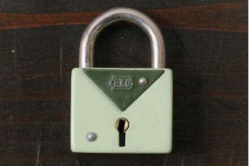 アンティーク雑貨　昭和レトロ　S.K.C　淡いカラーが可愛らしいパドロックキー(南京錠、鍵、錠前)(1)