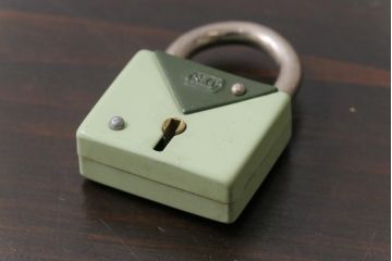 アンティーク雑貨　昭和レトロ　S.K.C　淡いカラーが可愛らしいパドロックキー(南京錠、鍵、錠前)(1)