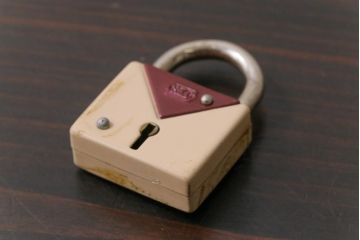 アンティーク雑貨　昭和レトロ　S.K.C　淡いカラーが可愛らしいパドロックキー(南京錠、鍵、錠前)(2)