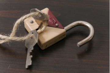 アンティーク雑貨　昭和レトロ　S.K.C　淡いカラーが可愛らしいパドロックキー(南京錠、鍵、錠前)(2)