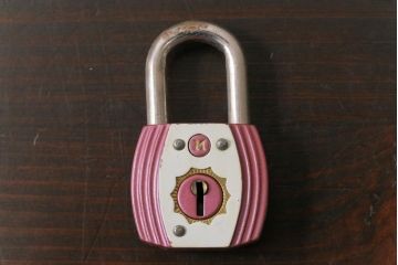 アンティーク雑貨　昭和レトロ　M.K.C　可愛らしい色合いのパドロックキー(南京錠、鍵、錠前)(1)