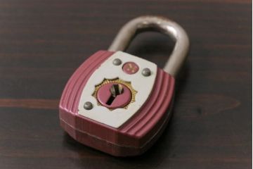 アンティーク雑貨　昭和レトロ　M.K.C　可愛らしい色合いのパドロックキー(南京錠、鍵、錠前)(1)