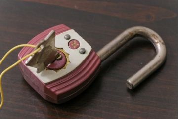 アンティーク雑貨　昭和レトロ　M.K.C　可愛らしい色合いのパドロックキー(南京錠、鍵、錠前)(1)