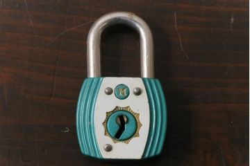 アンティーク雑貨　昭和レトロ　M.K.C　可愛らしい色合いのパドロックキー(南京錠、鍵、錠前)(2)