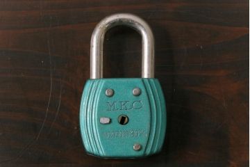 アンティーク雑貨　昭和レトロ　M.K.C　可愛らしい色合いのパドロックキー(南京錠、鍵、錠前)(2)