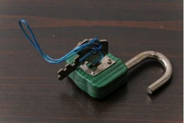 アンティーク雑貨　昭和レトロ　MOLA　ビビットなカラーのパドロックキー(南京錠、鍵、錠前)(1)