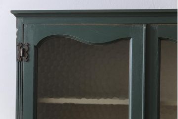 ペイント家具　ビンテージ　永田良介商店　クラシカルなデザインを活かしたペイントの食器棚(カップボード、収納棚、ガラス戸棚)