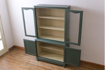 ペイント家具　ビンテージ　永田良介商店　クラシカルなデザインを活かしたペイントの食器棚(カップボード、収納棚、ガラス戸棚)