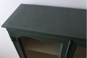 ペイント家具　ビンテージ　永田良介商店　クラシカルなデザインを活かしたペイントの食器棚(カップボード、収納棚、ガラス戸棚)