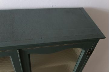 ペイント家具　ビンテージ　永田良介商店　クラシカルなデザインを活かしたペイントの食器棚(カップボード、収納棚、ガラス戸棚)