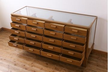 ビンテージ家具　イギリスヴィンテージ　Dudley Co.Lt　オーク材　メンズライクな佇まいのシャツケース(ガラスケース、ショーケース)