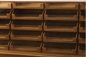 ビンテージ家具　イギリスヴィンテージ　Dudley Co.Lt　オーク材　メンズライクな佇まいのシャツケース(ガラスケース、ショーケース)