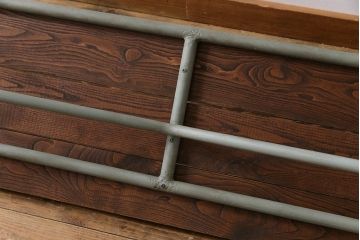 レトロ家具　リメイク家具　懐かしい面影が宿るパイプ脚のレトロなベンチ(長椅子)