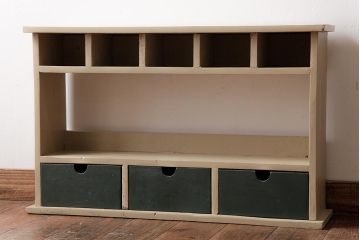 中古　無垢材　ペイント家具　レトロな雰囲気が味のある小振りな飾り棚