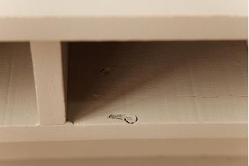 中古　無垢材　ペイント家具　レトロな雰囲気が味のある小振りな飾り棚