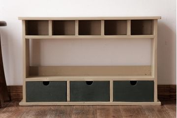 中古　無垢材　ペイント家具　レトロな雰囲気が味のある小振りな飾り棚