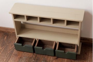 中古　無垢材　ペイント家具　レトロな雰囲気が味のある小振りな飾り棚