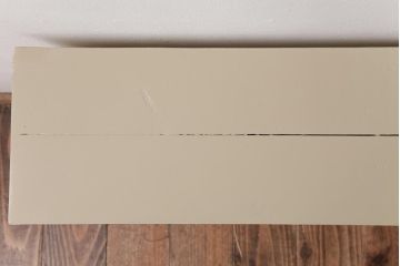 中古　無垢材　ペイント家具　レトロな雰囲気が味のある小振りな飾り棚