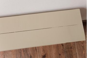 中古　無垢材　ペイント家具　レトロな雰囲気が味のある小振りな飾り棚