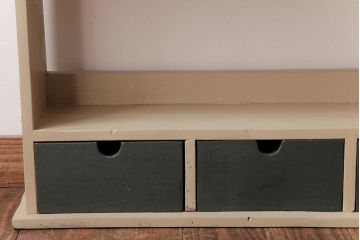 中古　無垢材　ペイント家具　レトロな雰囲気が味のある小振りな飾り棚