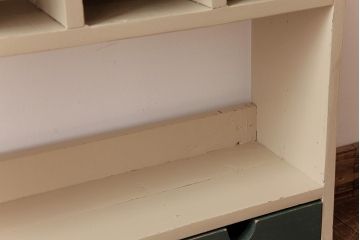 中古　無垢材　ペイント家具　レトロな雰囲気が味のある小振りな飾り棚