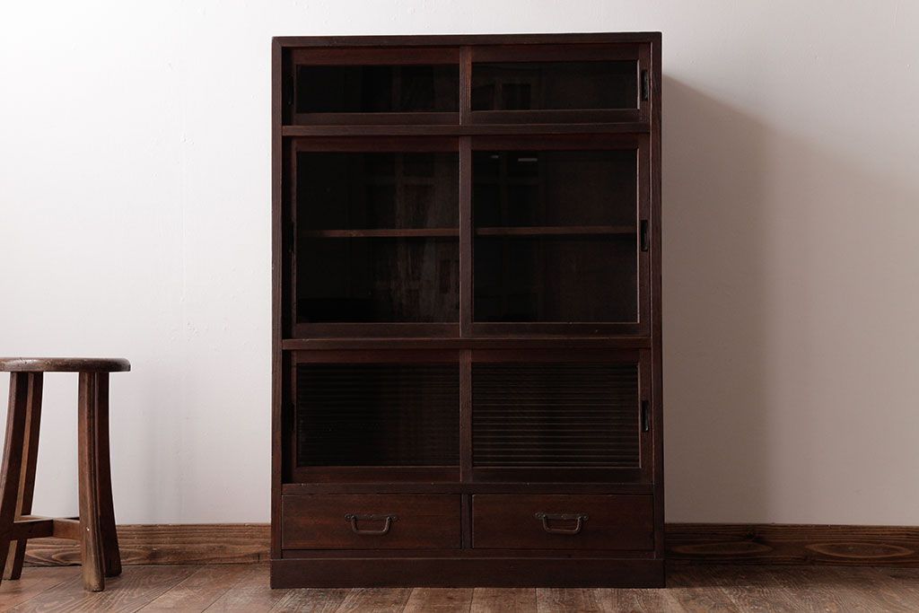 レトロ家具　昭和レトロ　古い木の質感が味わい深いガラス収納棚(食器棚)