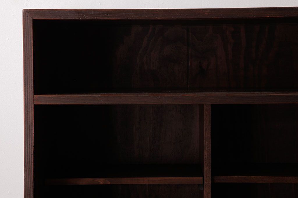 レトロ家具　昭和レトロ　古い木の質感が味わい深いガラス収納棚(食器棚)