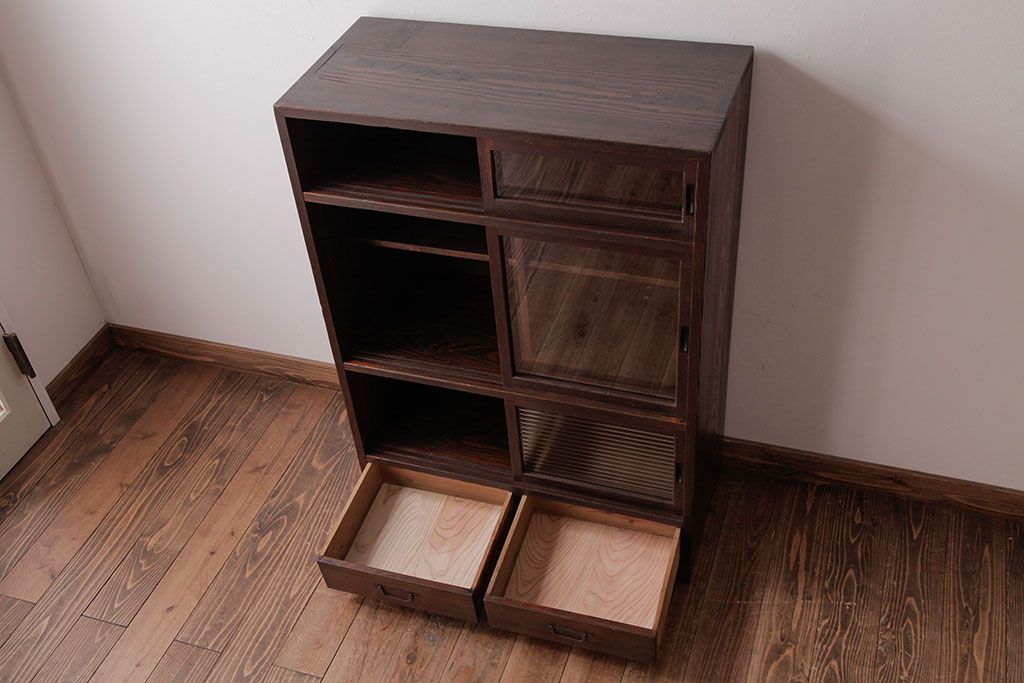 レトロ家具　昭和レトロ　古い木の質感が味わい深いガラス収納棚(食器棚)