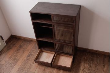 レトロ家具　昭和レトロ　古い木の質感が味わい深いガラス収納棚(食器棚)