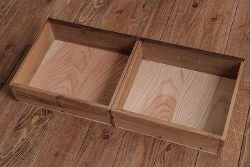 レトロ家具　昭和レトロ　古い木の質感が味わい深いガラス収納棚(食器棚)