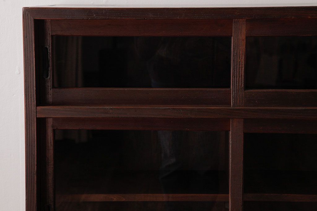 レトロ家具　昭和レトロ　古い木の質感が味わい深いガラス収納棚(食器棚)