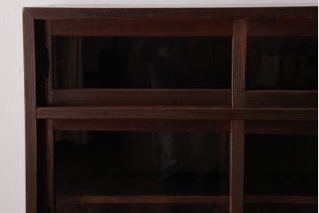 レトロ家具　昭和レトロ　古い木の質感が味わい深いガラス収納棚(食器棚)